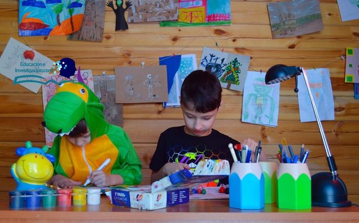 Pintar-y-colorear-los-niños-pueden-usar-colores-creyones-lápices-de-cera-marcadores-témpera-óleo-acuarela-pintura-al-frío
